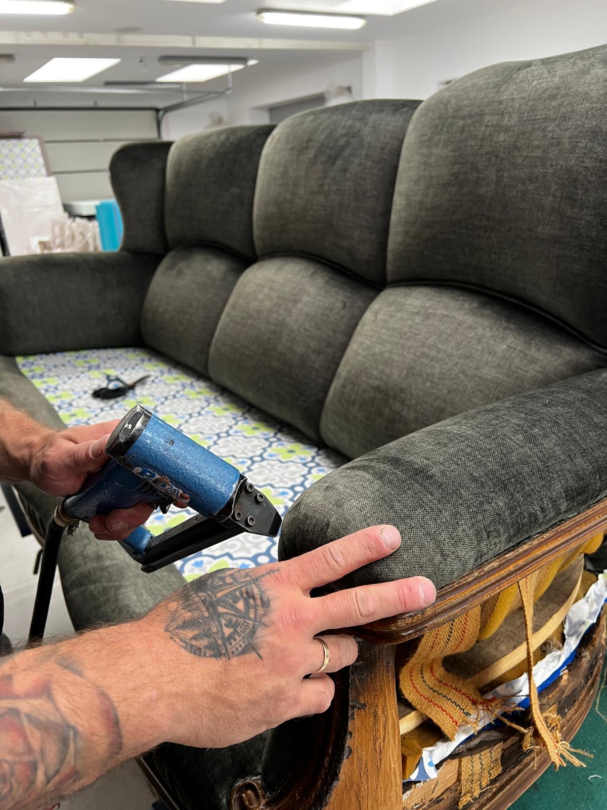 Rzemieślnik pracujący z materiałem